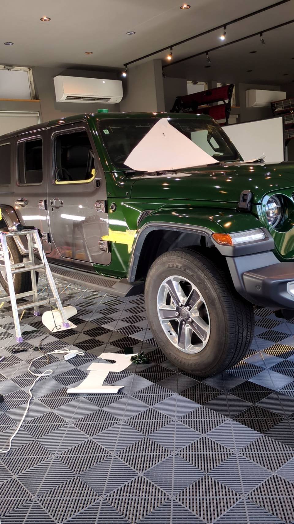 Jeep ラングラー グリーンラッピング施工中 福井